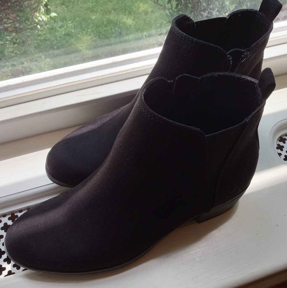NEW WOMEN'S BLACK SUEDE BOOTS. INNER ZIPPER WITH ELASTICIZED INSERT OUTSIDE  8.5